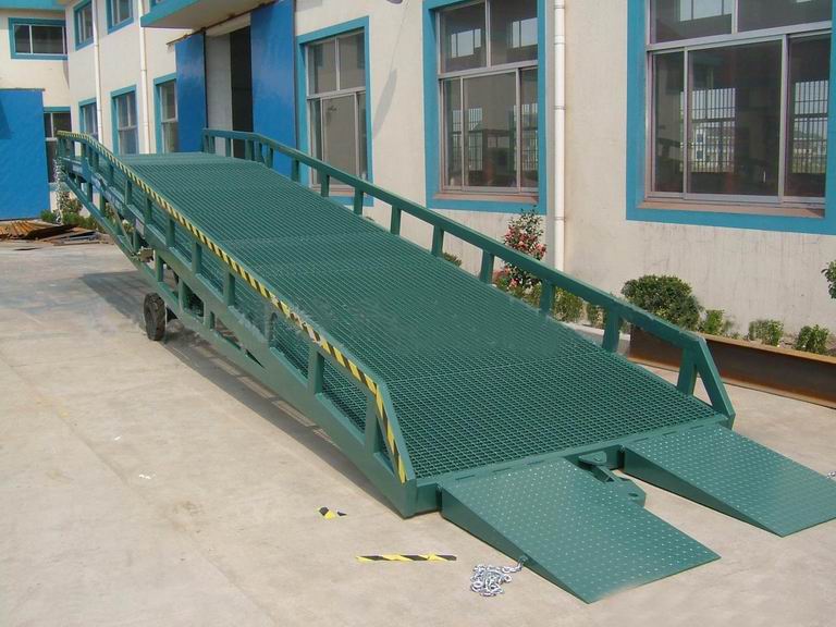 移動(dòng)式登車橋  移動(dòng)式登車橋